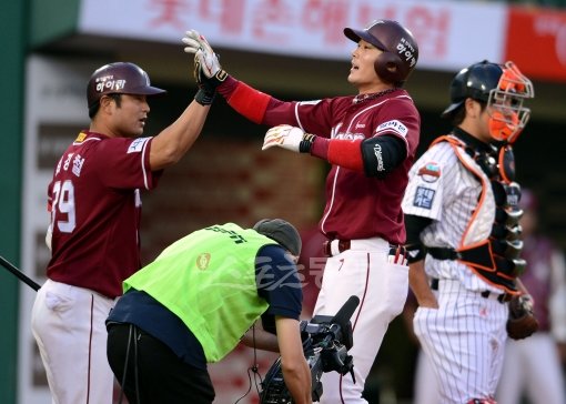 넥센 김민우(오른쪽)가 15일 사직 롯데전 2회 무사만루서 좌월 그랜드슬램을 터뜨린 뒤 홈에서 최경철(왼쪽)과 하이파이브를 하며 기쁨을 나누고 있다. 사직｜김종원 기자 won@donga.com 트위터 @beanjjun