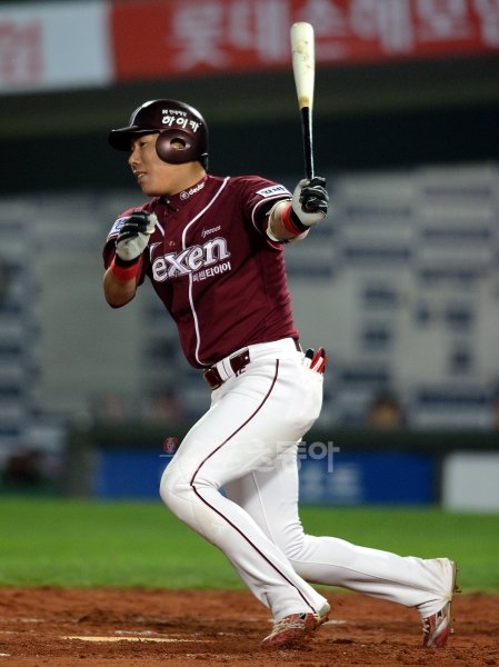 16일 부산 사직야구장에서 열린 3위 롯데자이언츠 대 5위 넥센히어로즈 경기 9회초 무사 넥센 강정호가 좌전 안타를 치고 있다. 사직 | 김종원기자 won@donga.com 트위터 @beanjju