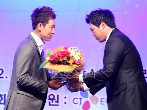 2011년 윤석민은 투수 4관왕에 올랐다. 류현진은 모든 연말 시상식에 참석해 윤석민에게 꽃다발을 건네며 축하했다. 그리고 “2012년은 내가 석민이 형에게 꽃다발을 받겠다”고 다짐했다. 스포츠동아DB