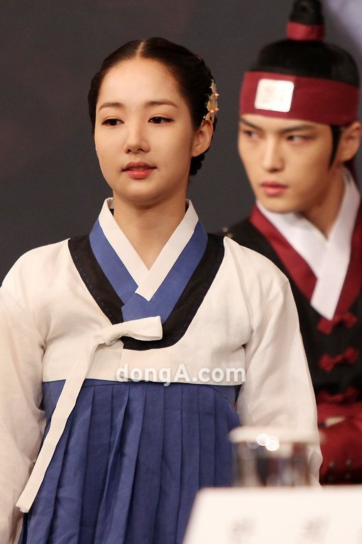 단아한 자태로 입장한 배우 박민영