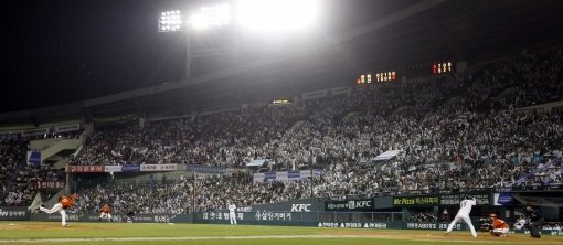 돌아온 ‘코리안 특급’이 마운드에 서자 한국프로야구의 메카 잠실구장 관중석에도 빈 자리는 없었다. 박찬호가 17일 잠실 두산전에 선발 등판해 2만7000명 만원관중 앞에서 공을 던지고 있다. 올 시즌 박찬호가 등판한 7경기는 모두 매진됐다. 사진제공｜스포츠코리아