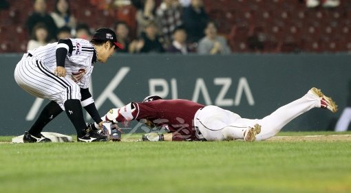 2012시즌 프로야구에 돌풍을 일으키고 있는 LG와 넥센이 외나무다리에서 만났다. 흥행 코드가 되어버린 라이벌전 ‘엘넥라시코’의 
3번째 맞대결에서 웃는 팀은 어디가 될까. 사진은 지난달 24일 잠실에서 펼쳐진 올 시즌 첫 ‘엘넥라시코’. 스포츠동아DB