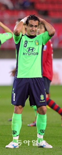 대한체육회는 22일 전북의 브라질 공격수 에닝요의 특별귀화에 대한 대한축구협회의 재심 청구를 기각했다. 동아일보DB