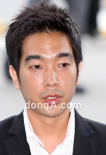 미성년자 간음 혐의를 받고 있는 방송인 고영욱이 23일 오전 서울 마포구 
서부지방법원에 출두. 국경원 기자 oneut@donga.com