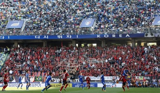 프로연맹이 내년부터 평균관중을 기준으로 수익금을 차등 분배하기로 결정한 가운데 비판의 목소리도 나온다. 결국 K리그의 브랜드 가치를 높여 파이를 키워야 모두가 살 수 있다. 스포츠동아DB