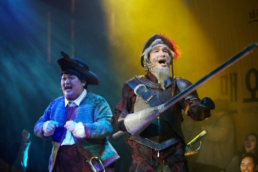 (왼쪽)산초 역의 이훈진-(오른쪽)황정민. 사진 제공ㅣ오디뮤지컬컴퍼니