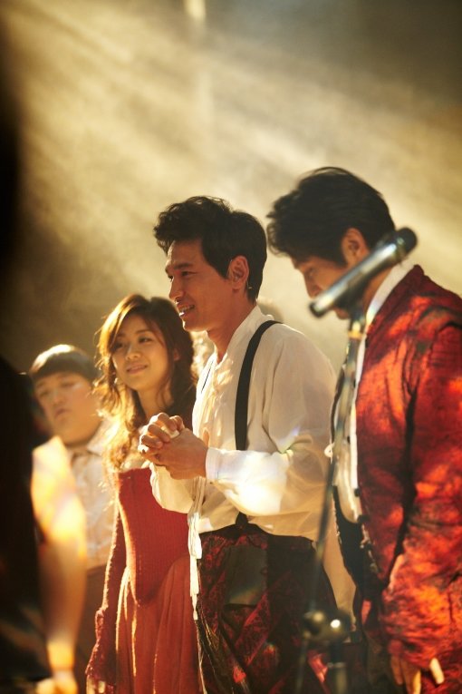 (왼쪽)알돈자 역의 조정은-(오른쪽)황정민. 사진 제공ㅣ오디뮤지컬컴퍼니