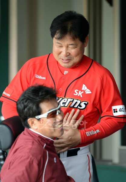 비록 적장으로 만났지만 현역시절부터 이어온 우정은 변함 없었다. SK 이만수 감독(뒤)이 29일 목동 넥센전에 앞서 상대 사령탑 
김시진 감독을 만나 장난을 치고 있다. 목동｜박화용 기자 inphoto@donga.com 트위터 @seven7sola