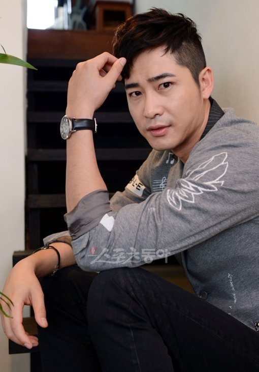 “시나리오 속 코믹함을 실제 연기로 표현하는 건 쉽지 않다”는 강지환은 “코미디 연기는 정말 날로 먹는 게 아니다”고 말했다. 김민성 기자 marineboy@donga.com 트위터 @bluemarine007