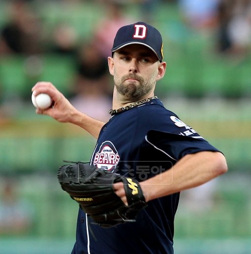 두산 용병 에이스 더스틴 니퍼트가 1일 대구 삼성전에 선발 등판해 힘차게 볼을 던지고 있다. 니퍼트는 6이닝 1실점으로 시즌 6승을 수확하며 다승 공동 1위로 올라섰다. 사진제공｜스포츠코리아