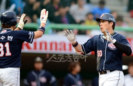 신고선수에서 팀의 주축타자로, 국가대표 외야수로, 그리고 어느덧 두산을 이끄는 리더로 성장했다. 김현수(오른쪽)가 홈런을 치고 팀 동료와 하이파이브를 하고 있다. 스포츠동아DB