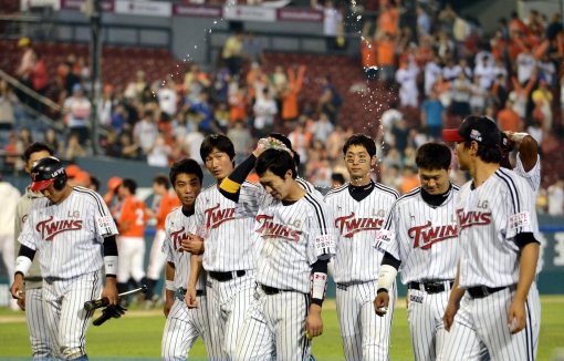 3일 오후 서울 잠실야구장에서 열린 2012프로야구 LG와 한화의 경기에서 4시간 51분간 7-7로 승부를 가르지 못하고 시즌 최장 시간을 기록했다. 경기종료 후 LG 정성훈이 아쉬운듯 물을 뿌리며 그라운드를 내려오고 있다. 잠실ㅣ박화용 기자 inphoto@donga.com 트위터 @seven7sola