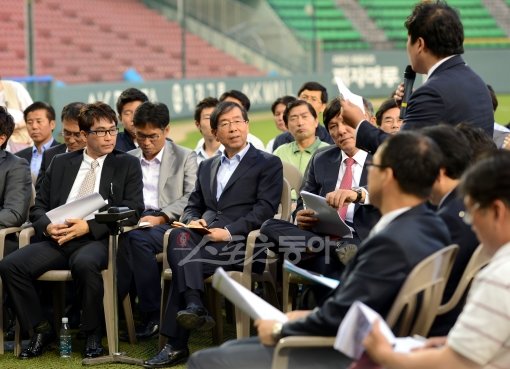 박원순 서울시장(앞줄 왼쪽 2번째)이 4일 잠실구장에서 열린 ‘야구 발전을 위한 청책(경청+정책) 워크숍’에서 한 야구팬의 얘기를 듣고 있다. 잠실｜김민성 기자 marineboy@donga.com 트위터 @bluemarine007