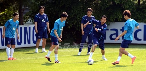 카타르 축구협회 기술자문인 밀루티노비치는 카타르 축구의 급성장을 말했다. 그러나 다수 축구전문가들은 한국, 이란, 일본을 여전히 아시아축구의 3강으로 꼽고 있다. 사진은 볼 뺏기 게임을 하며 몸을 풀고 있는 축구대표팀 선수들. 스포츠동아DB