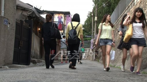 외지인과 거주민들이 오묘한 조화를 이루며 살아가고 있는 삼청동의 거리 모습. 사진제공｜채널A