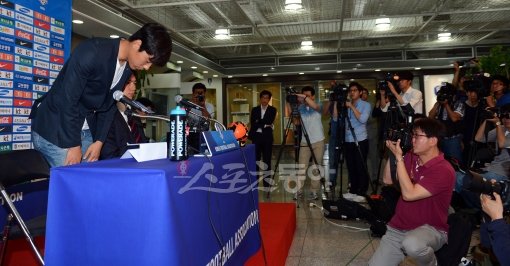 병역연기 논란에 휩싸였던 박주영이 13일 축구회관에서 기자회견을 갖기 전 고개 숙여 인사하고 있다. 박화용 기자 inphoto@donga.com 트위터 @seven7sola