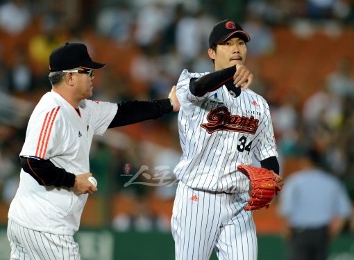 13일 오후 부산 사직야구장에서 '2012 팔도 프로야구' 롯데 자이언츠와 두산 베어스의 경기가 열렸다. 6회초 2사에서 두산 김현수 타석때 롯데 선발 이용훈이 교체되어 양승호 감독의 격려를 받고 있다. 사직｜김민성 기자 marineboy@donga.com 트위터 @bluemarine007