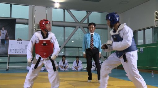 ‘불멸의 국가대표’의 심권호(왼쪽)와 김동성이 태권도 국가대표와 겨룰 승부를 위해 자체 평가전을 치르고 있다. 사진제공|채널A