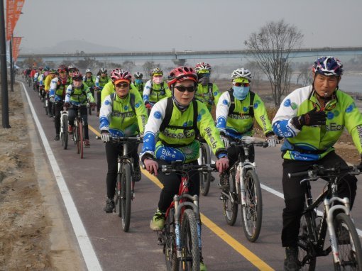 국민생활체육 전국자전거연합회(회장 김영선)가 7월 1일부터 4대강변 자전거 도로에서 개최하는 ‘자전거 퍼레이드’. 사진제공｜전국자전거연합회