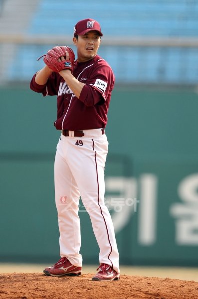 넥센 김병현이 보크 논란에 휩싸였다. 세트 포지션에서 투구를 시작할 때 투수판을 밟은 오른쪽 발을 살짝 뗐다 붙이는 까닭에 주자가 견제동작과 헷갈린다는 주장이다. 스포츠동아DB