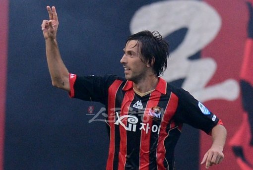 1일 서울월드컵경기장에서 열린 프로축구 2012 현대오일뱅크 K-리그 19라운드 FC서울 대 광주FC 경기에서 후반전 FC서울 데얀이 패널티킥으로 재역전에 성공한 후 기뻐하고 있다. 상암｜김종원기자 won@donga.com 트위터 @beanjjun