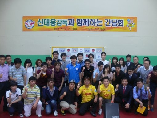 성남 일화 신태용 감독이 3일 성남팬들과 간담회를 갖고 허심탄회하게 대화를 나눴다. 신 감독은 성남의 후반기 대약진을 다짐했다. 사진제공 | 성남일화