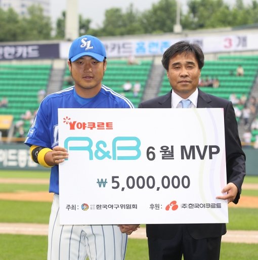 한국야구기자회 선정 ‘2012 팔도 프로야구 R&B 6월 MVP’에 뽑힌 삼성 박석민(왼쪽)이 3일 잠실 LG전에 앞서 열린 시상식에서 500만원의 상금을 받고 허운 경기감독관과 기념촬영을 하고 있다. 사진제공｜스포츠코리아