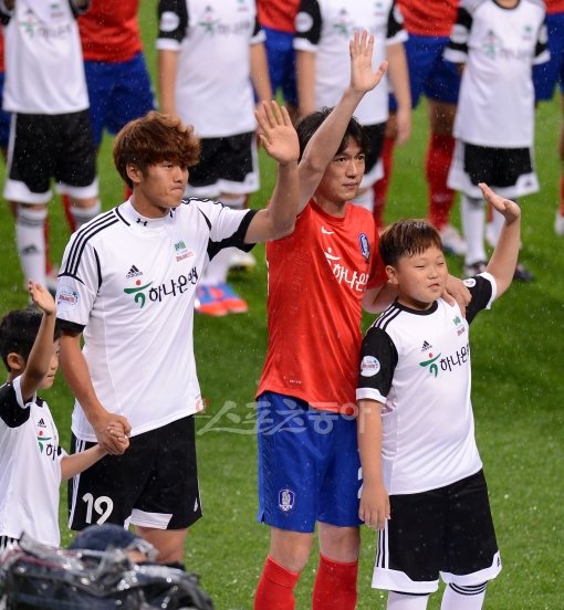 경기 전 정인환과 홍명보 감독이 입장해 팬들에게 인사하고 있다. 상암 | 김종원기자 won@donga.com 트위터 @beanjjun