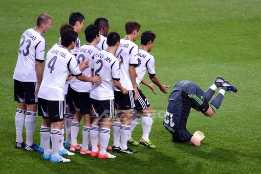 2002년 한일월드컵에서 4강 신화를 일궈낸 태극전사들의'팀 2002' 대 K리그 팬투표로 선정된 스타들로 구성된 '팀 2012'의 '2002 월드컵대표팀 초청 하나은행 K리그 2012 올스타전'이 5일 서울월드컵경기장에서 열렸다. 전반전 TEAM 2012 에닝요가 선제골을 넣고 골키퍼 김영광를 이용해해 볼링 세리머니를 하고 있다. 상암 | 김종원기자 won@donga.com 트위터 @beanjjun