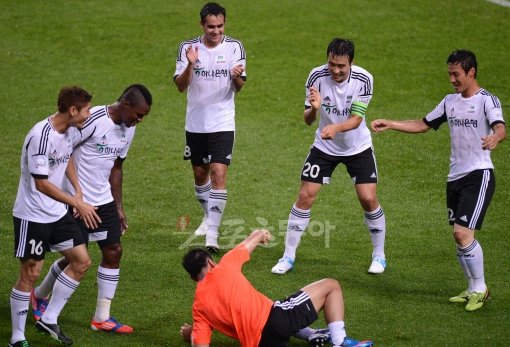 2002년 한일월드컵에서 4강 신화를 일궈낸 태극전사들의'팀 2002' 대 K리그 팬투표로 선정된 스타들로 구성된 '팀 2012'의 '2002 월드컵대표팀 초청 하나은행 K리그 2012 올스타전'이 5일 서울월드컵경기장에서 열렸다. 전반전 TEAM 2012 이동국이 골을 성공시킨 후 낚시 세리머니를 하고 있다. 상암 | 김종원기자 won@donga.com 트위터 @beanjjun