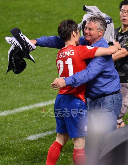 2002년 한일월드컵에서 4강 신화를 일궈낸 태극전사들의'팀 2002' 대 K리그 팬투표로 선정된 스타들로 구성된 '팀 2012'의 '2002 월드컵대표팀 초청 하나은행 K리그 2012 올스타전'이 5일 서울월드컵경기장에서 열렸다. 전반전 TEAM 2002 박지성이 팀의 두번째 골을 성공시킨 후 히딩크 감독에게 달려가 안기고 있다. 상암 | 김종원기자 won@donga.com 트위터 @beanjjun