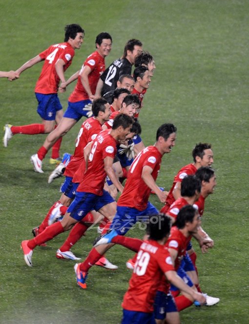 경기 종료 후 TEAM 2002 선수들이 팬들을 위해 2002년 월드컵 때 단체 세리머니를 하고 있다. 상암 | 김종원기자 won@donga.com 트위터 @beanjjun