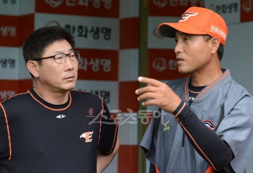 한화 송진우 신임 1군 투수코치(오른쪽)가 6일 대전구장에서 한대화 감독과 이야기하고 있다. 팀 레전드 출신 송 코치는 긍정적인 분위기로 한화가 반전을 이끌어내는데 일조하겠다는 각오다. 대전｜김민성 기자 marineboy@donga.com 트위터 @bluemarine007