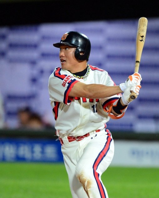 ‘롯데 성적은 김주찬을 보면 알 수 있다’고 할 정도로 최근 5년간 페이스가 동조화되고 있다. 김주찬(사진)과 손아섭의 중장거리포가 2012년 여름 롯데를 살리고 있다 해도 과언이 아니다. 스포츠동아DB