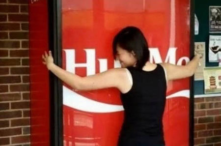 ▲안으면 콜라 주는 자판기