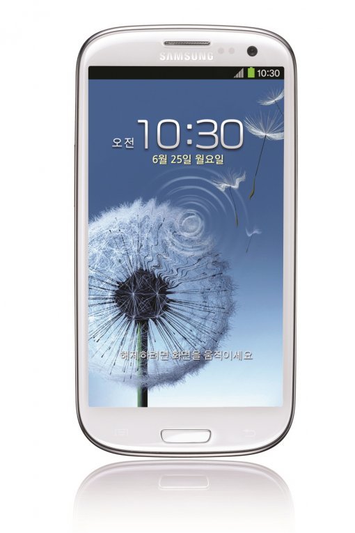 삼성전자의 최신 스마트폰 ‘갤럭시S3 LTE’가 출시되면서 각 이동통신사의 할인 혜택과 새롭게 적용되는 통신 서비스에 관심이 모아지고 있다. 마블 화이트 색상이 적용된 ‘갤럭시S3 LTE’. 사진제공|삼성전자