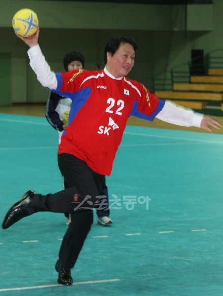 SK그룹 최태원 회장은 중학교 시절 핸드볼을 직접 배운 인연으로 핸드볼 발전을 위한 지원을 아끼지 않고 있다. 사진은 2009년 
태릉선수촌을 방문해 여자핸드볼대표선수들을 격려한 뒤 직접 핸드볼 공을 잡은 최 회장의 모습. 스포츠동아DB