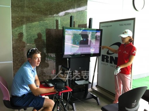 최나연(오른쪽)이 13일 경기도 안성의 신안골프장 내에 위치한 RNY골프인스티튜트에서 로빈 사임스 스윙코치와 함께 비디오를 보며
잘못된 자세에 대해 이야기를 나누고 있다. 안성|주영로 기자 na1872@donga.com 트위터 @na1872