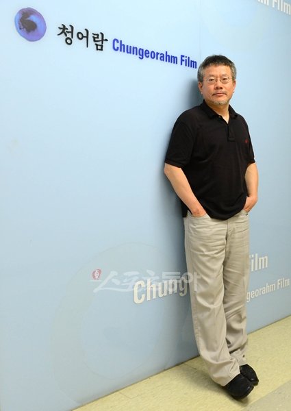 4년 전 무산됐던 영화 ‘26년’이 제작된다. 영화사 청어람의 최용배 대표는 6년 전 판권을 구입하고 단 한시도 ‘26년’을 손에서 놓지 않았다. 박화용 기자 inphoto@donga.com 트위터@seven7sola