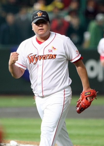 1000일 만에 다시 1군 땅을 밟았다. ‘병용’이라는 이름처럼 비룡군단을 구하기 위해 돌아온 SK 채병용. 이제 팀뿐 아니라 눈에 넣어도 안 아픈 두 딸을 위해 힘껏 공을 뿌린다. 스포츠동아DB