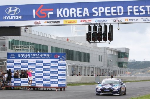 15일 전남 영암 F1 서킷에서 프로골퍼 김하늘과 레이싱 카의 이색 스피드 대결이 펼쳐졌다. 김하늘이 드라이버 샷을 하는 순간 레이싱 카가 스타트 라인을 통과하고 있다. 사진제공｜이노션