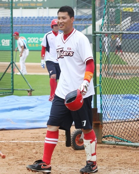 부상을 털고 99일 만에 1군에 복귀한 KIA 김상현이 17일 광주 두산전에 앞서 타격훈련을 마친 뒤 기분 좋게 웃고 있다. 사진제공|스포츠코리아