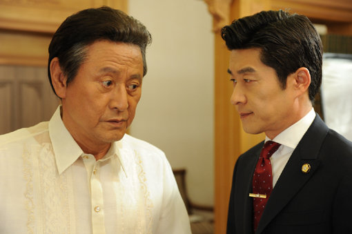 ‘추적자’에서 서로 대립하며 명대사를 만든 박근형(왼쪽)과 김상중. 사진제공|SBS