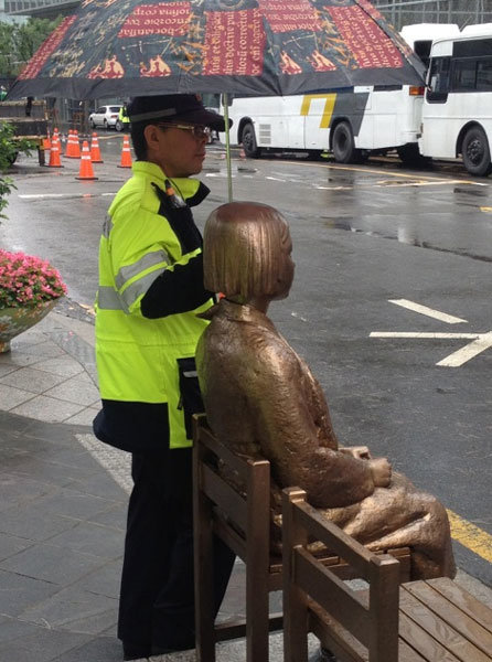 ▲위안부소녀상 우산