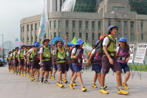 20일 오후 노스페이스 대한민국 희망원정대가 19박20일의 대장정을 마치고 완주식이 열리는 서울 태평로 서울광장으로 들어오고 있다. 사진제공｜노스페이스