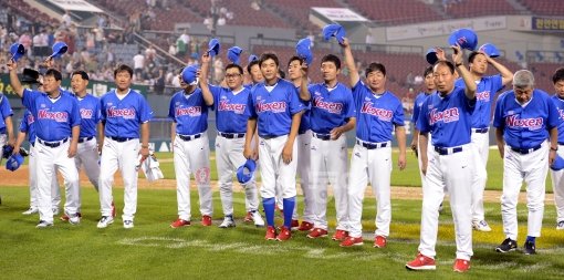 한국 레전드 올스타들이 20일 잠실구장서 열린 ‘한일 프로야구 레전드 매치’에서 승리한 뒤 관중석을 향해 인사하고 있다. 한일 
레전드 올스타들은 승패를 떠나 녹슬지 않은 기량으로 팬들의 이목을 집중시켰다. 잠실｜김종원 기자 won@donga.com 트위터 
@beanjjun