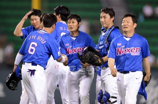 20일 서울 잠실야구장에서 열린 '넥센타이어 한-일 프로야구 레전드매치 2012' 경기에서 5-0 승리를 거둔 한국레전드 선수들이 경기 종료 후 하이파이브 하고 있다. 잠실 | 김종원기자 won@donga.com 트위터 @beanjjun