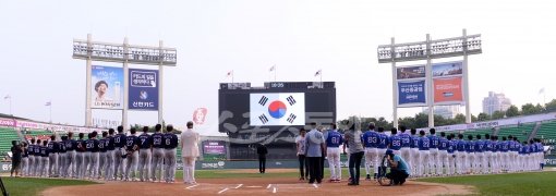 20일 서울 잠실야구장에서 열린 '넥센타이어 한-일 프로야구 레전드매치 2012' 경기 전 식전행사가 진행되고 있다. 잠실|김종원기자 won@donga.com 트위터 @beanjjun