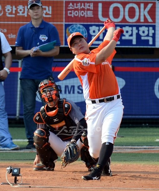 한화 김태균은 21일 대전구장에서 열린 올스타전 홈런레이스에서 압도적인 장타 실력을 뽐내며 우승을 차지했다. 시원하게 스윙을 한 뒤 공의 궤적을 바라보는 김태균의 모습. 대전｜김민성 기자