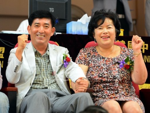 ‘2012 화순-빅터 전국학교대항 배드민턴선수권대회’는 이용대의 올림픽 제패를 기념해 열린 대회다. 이용대의 아버지 이자영 
씨(왼쪽)와 어머니 이애자 씨가 대회가 열린 화순 하니움문화스포츠센터를 찾아 미소를 지으며 파이팅 포즈를 취하고 있다. 
화순｜박화용 기자